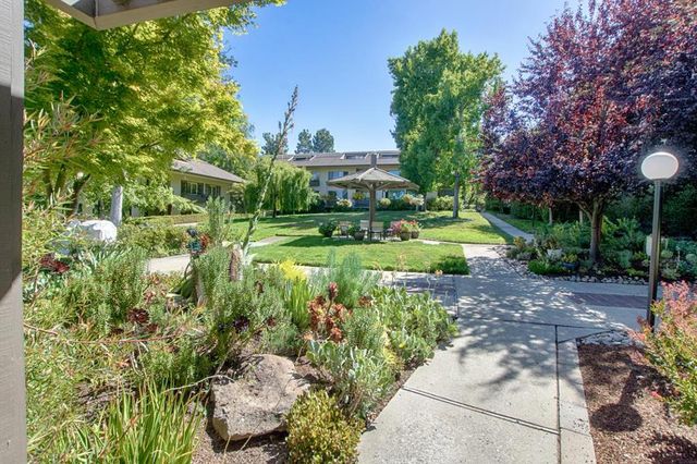 2140 Santa Cruz Avenue B106, Menlo Park, CA 94025