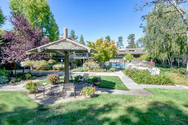 2140 Santa Cruz Avenue B106, Menlo Park, CA 94025