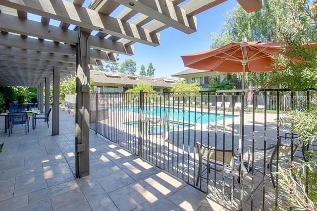 2140 Santa Cruz Avenue B106, Menlo Park, CA 94025