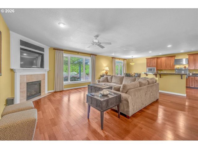 12817 Se MEADEHILL Ave, Happy Valley, OR 97086