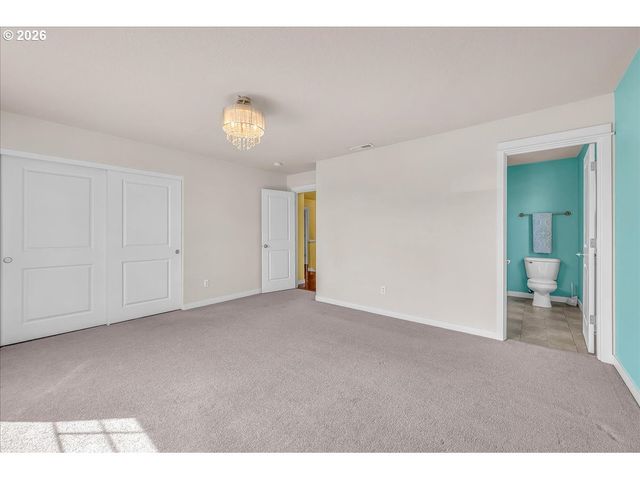 12817 Se MEADEHILL Ave, Happy Valley, OR 97086