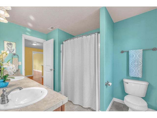 12817 Se MEADEHILL Ave, Happy Valley, OR 97086