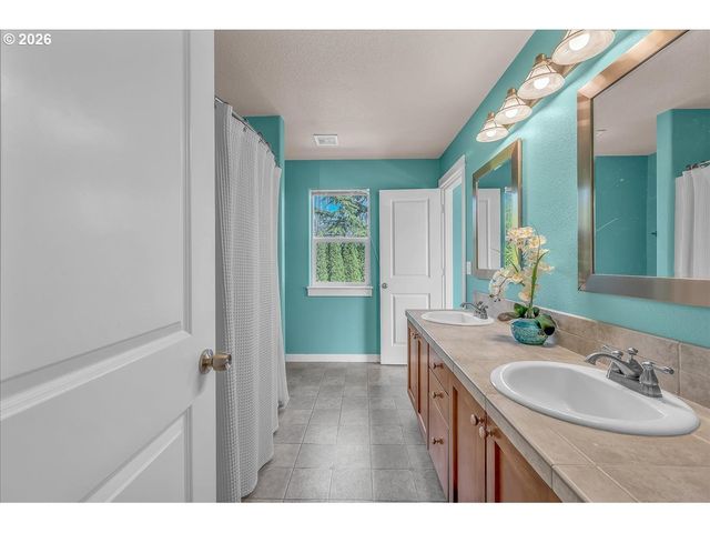 12817 Se MEADEHILL Ave, Happy Valley, OR 97086