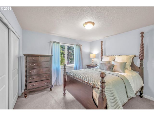 12817 Se MEADEHILL Ave, Happy Valley, OR 97086