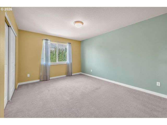 12817 Se MEADEHILL Ave, Happy Valley, OR 97086