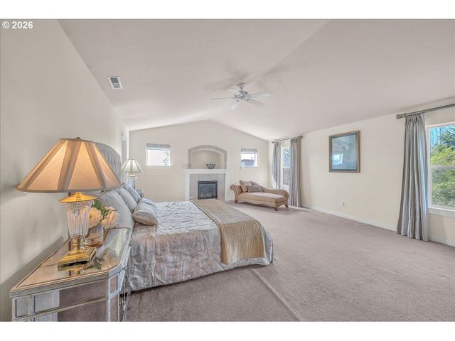 12817 Se MEADEHILL Ave, Happy Valley, OR 97086