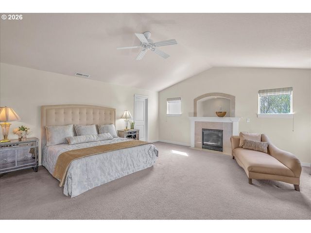 12817 Se MEADEHILL Ave, Happy Valley, OR 97086