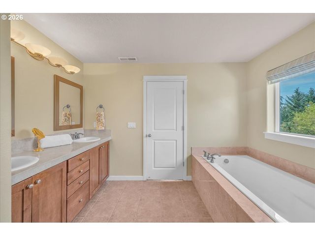 12817 Se MEADEHILL Ave, Happy Valley, OR 97086