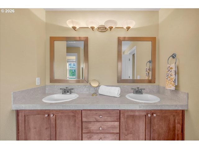 12817 Se MEADEHILL Ave, Happy Valley, OR 97086