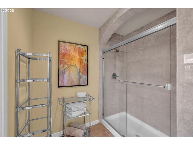 12817 Se MEADEHILL Ave, Happy Valley, OR 97086