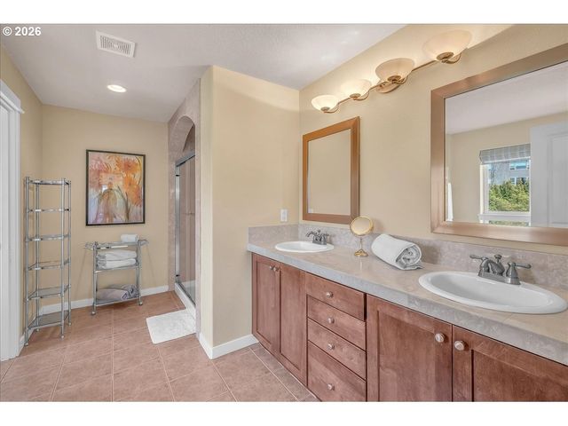 12817 Se MEADEHILL Ave, Happy Valley, OR 97086