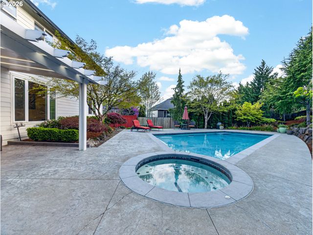 12817 Se MEADEHILL Ave, Happy Valley, OR 97086