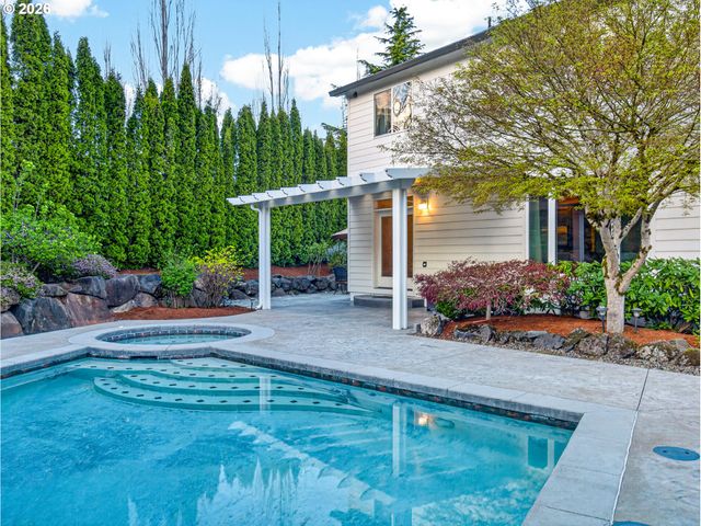 12817 Se MEADEHILL Ave, Happy Valley, OR 97086