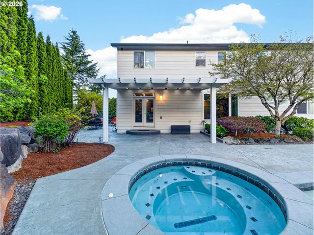 12817 Se MEADEHILL Ave, Happy Valley, OR 97086