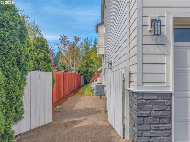 12817 Se MEADEHILL Ave, Happy Valley, OR 97086