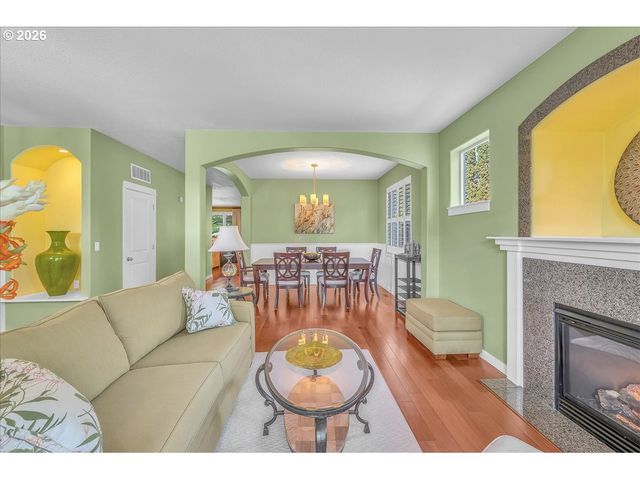 12817 Se MEADEHILL Ave, Happy Valley, OR 97086