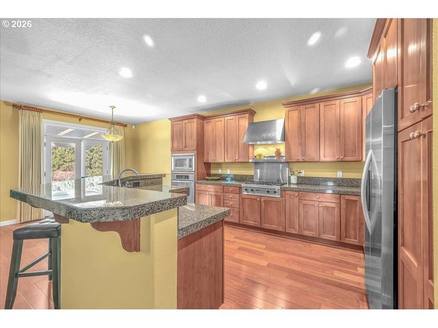 12817 Se MEADEHILL Ave, Happy Valley, OR 97086