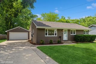 30300 N East End Avenue, Libertyville, IL 60048