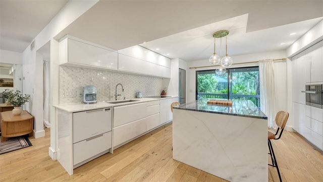 1372 LANDINGS POINT 28, Sarasota, FL 34231