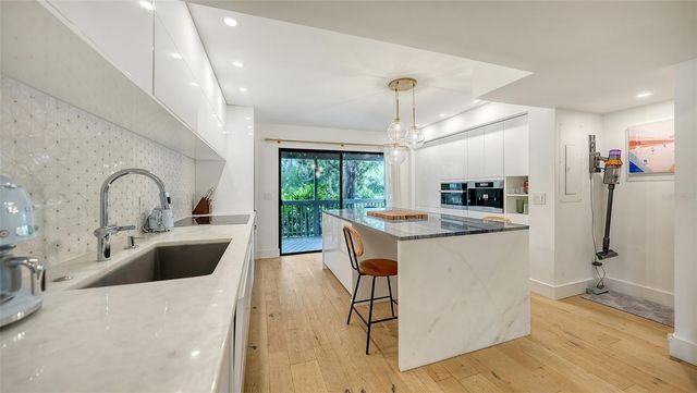 1372 LANDINGS POINT 28, Sarasota, FL 34231