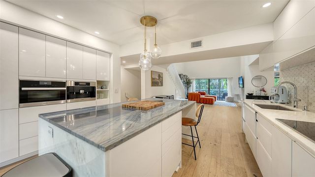 1372 LANDINGS POINT 28, Sarasota, FL 34231