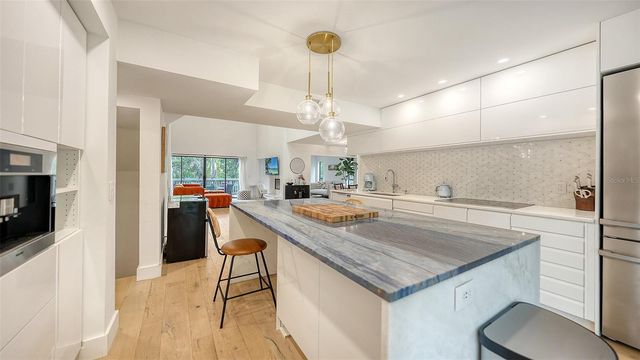 1372 LANDINGS POINT 28, Sarasota, FL 34231
