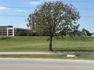 S Aquarium Drive, Jenks, OK 74037