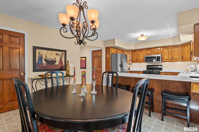 2716 Meadow Pointe Drive, Springfield, IL 62702