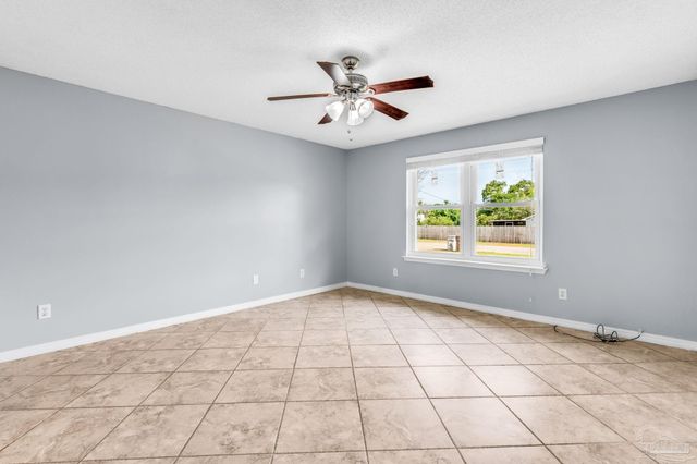 7933 Skyview Blvd, Navarre, FL 32566