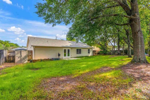 7933 Skyview Blvd, Navarre, FL 32566