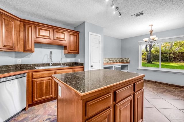 7933 Skyview Blvd, Navarre, FL 32566