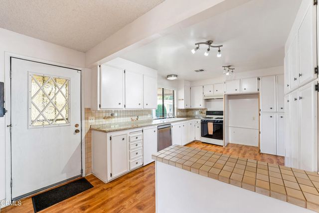 75 Poinsettia Gardens Drive, Ventura, CA 93004