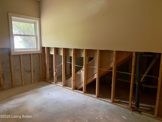 1104 Glenlake Way, Louisville, KY 40245