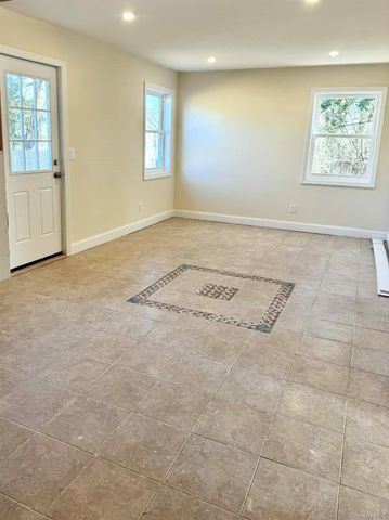 31 Perry Lane, Wheatley Heights, NY 11798