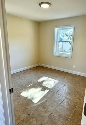 31 Perry Lane, Wheatley Heights, NY 11798