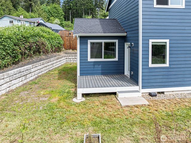 61 E BRADY Loop, Allyn, WA 98524