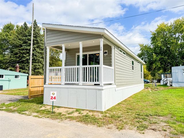 24 Sunset Lane, Fenton Charter Township, MI 48430