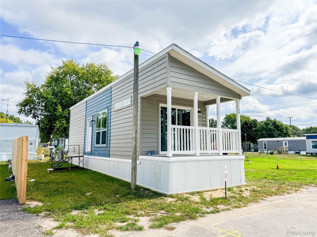 24 Sunset Lane, Fenton Charter Township, MI 48430