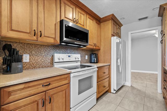 400 Crosswinds Drive B1, Greenacres, FL 33413