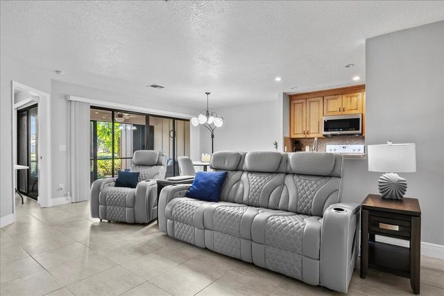 400 Crosswinds Drive B1, Greenacres, FL 33413