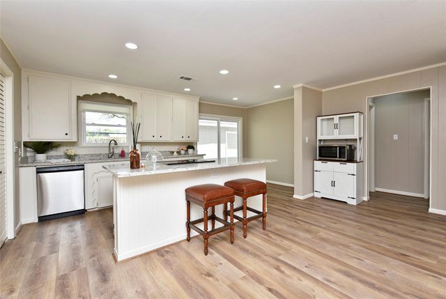 105 W Saunders Street, League City, TX 77573