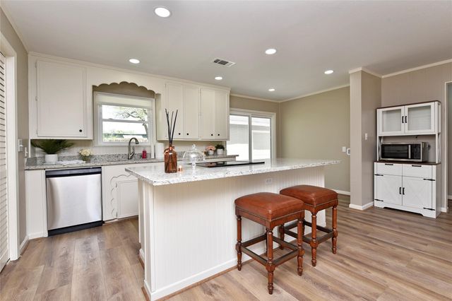 105 W Saunders Street, League City, TX 77573