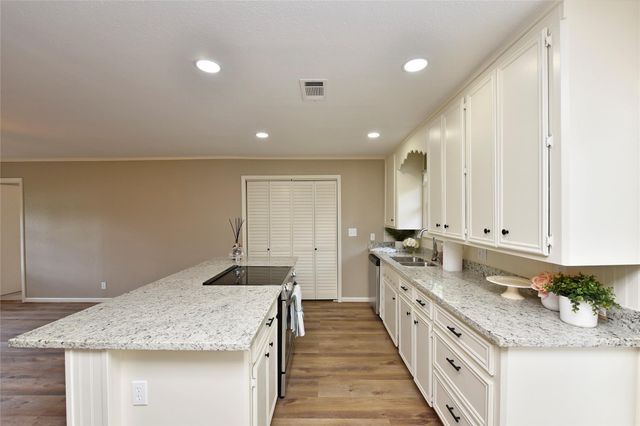 105 W Saunders Street, League City, TX 77573