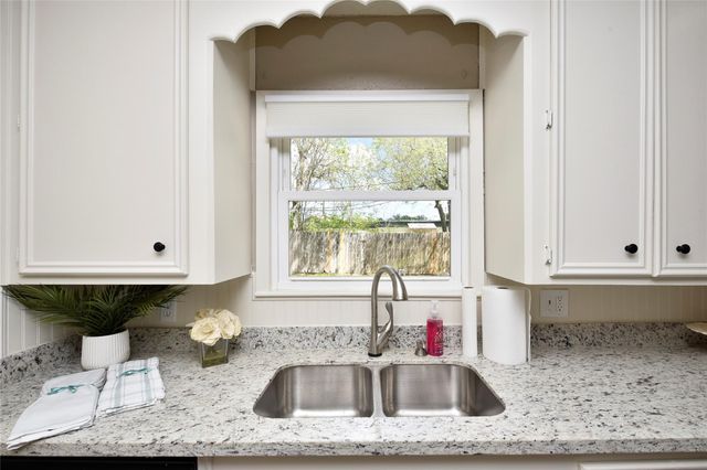 105 W Saunders Street, League City, TX 77573