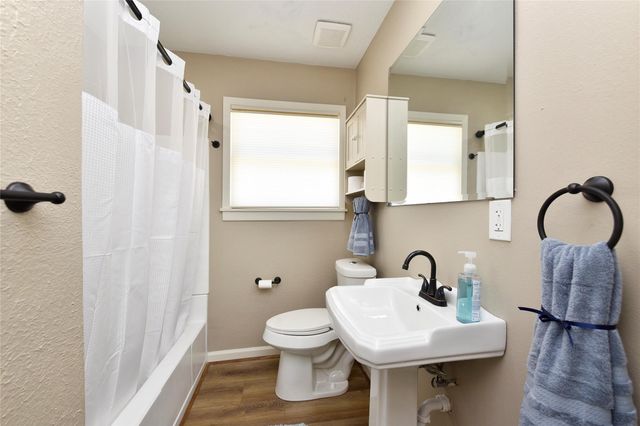 105 W Saunders Street, League City, TX 77573