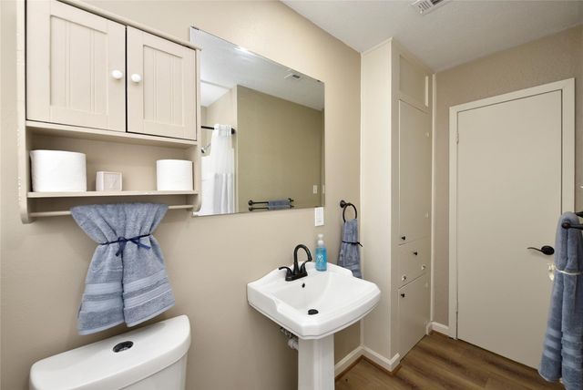 105 W Saunders Street, League City, TX 77573