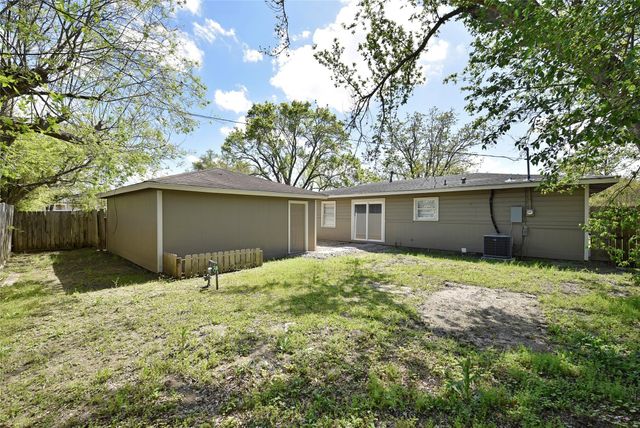 105 W Saunders Street, League City, TX 77573