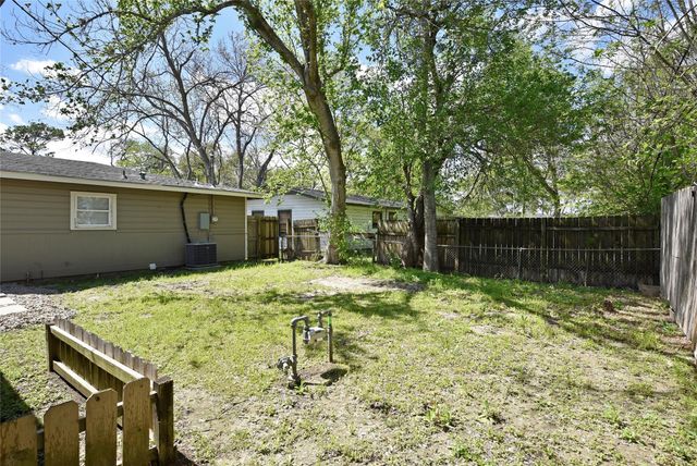 105 W Saunders Street, League City, TX 77573