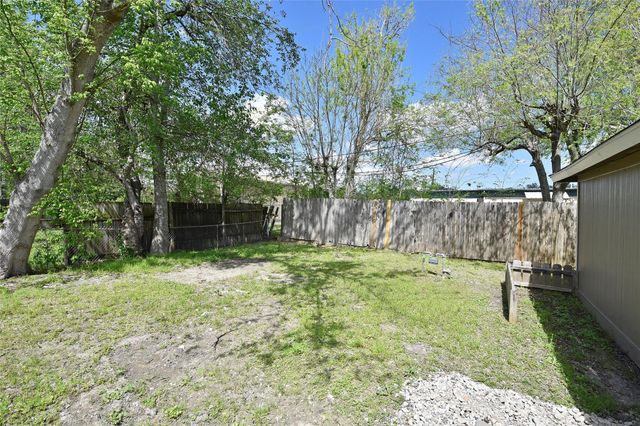 105 W Saunders Street, League City, TX 77573