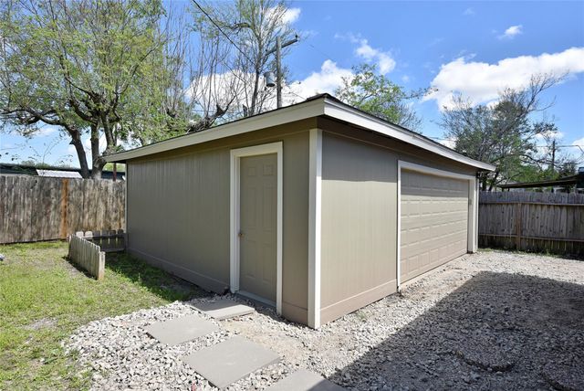 105 W Saunders Street, League City, TX 77573
